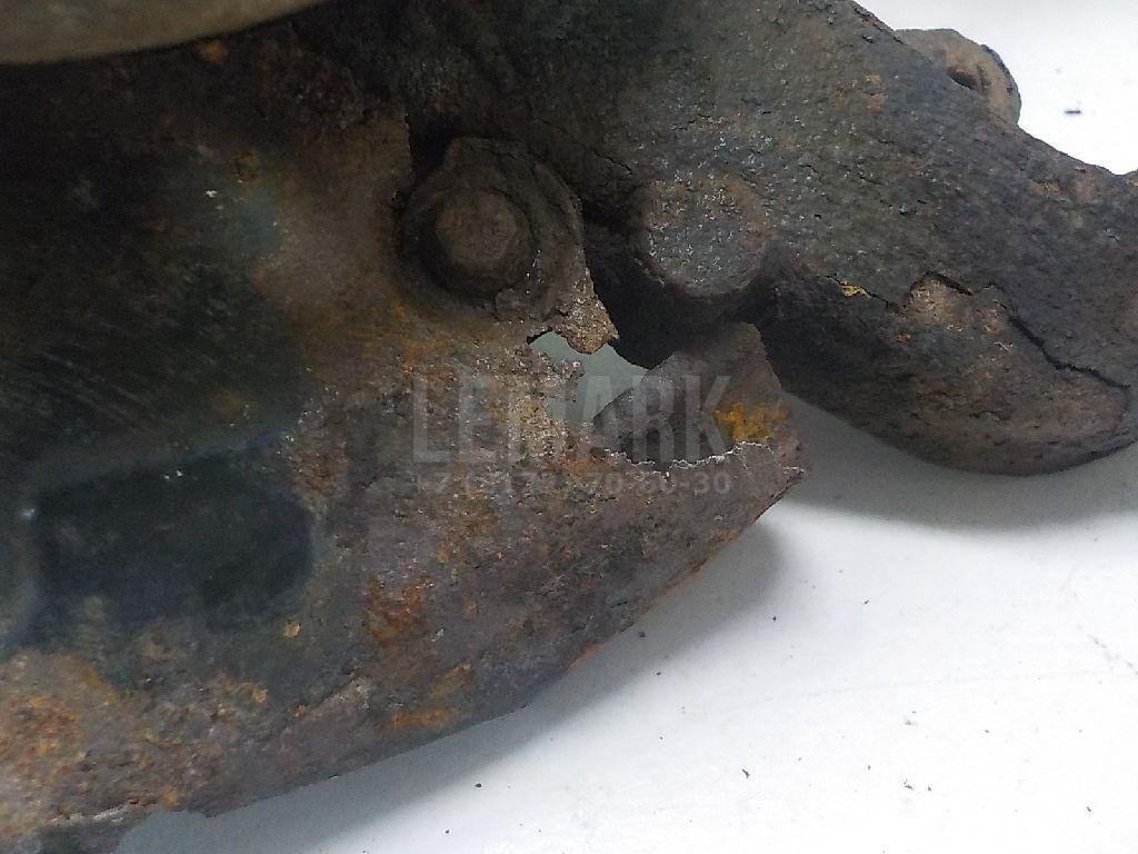 Кулак поворотный передний правый