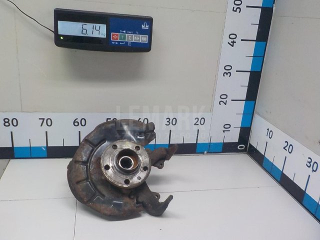 Кулак поворотный передний правый