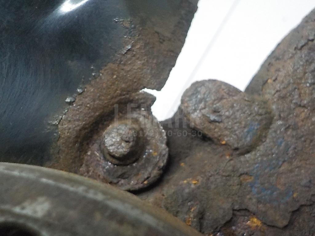 Кулак поворотный передний правый