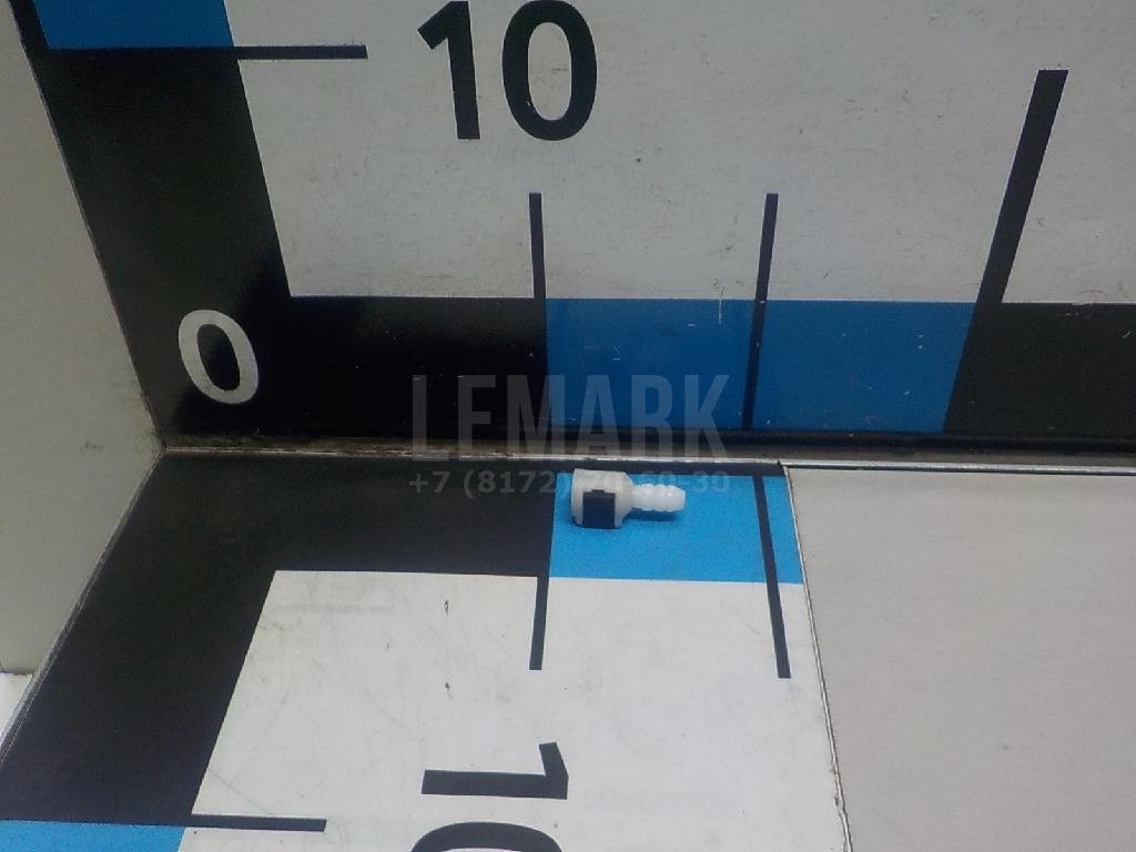 Штуцер трубки омывателя