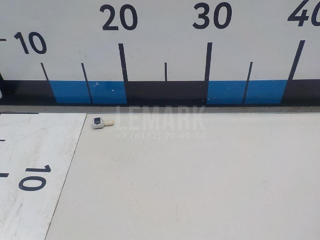 Штуцер трубки омывателя