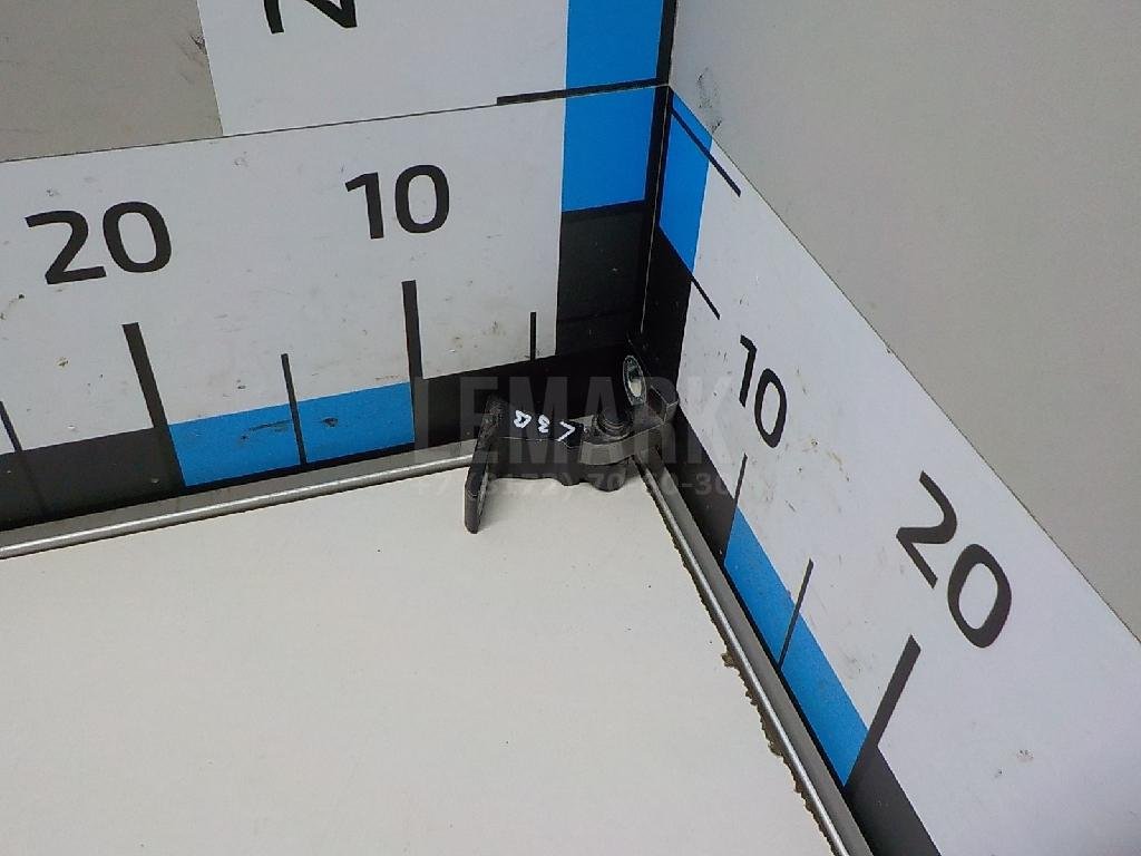 Петля двери