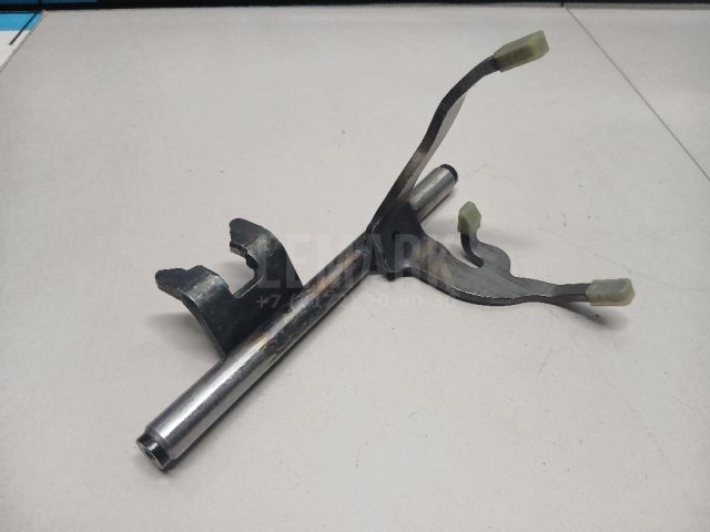 Вилка включения передачи