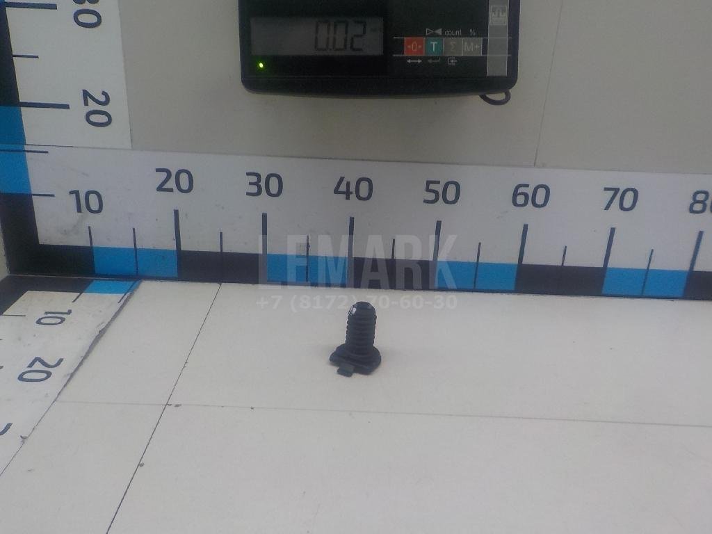 Болт крепления запасного колеса