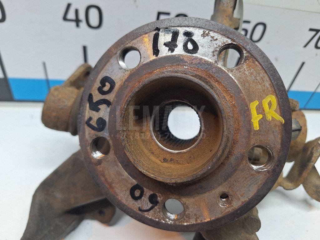 Кулак поворотный передний правый