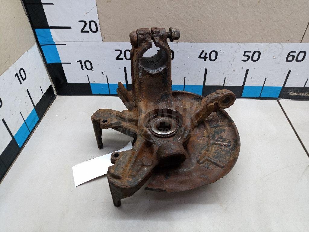 Кулак поворотный передний правый