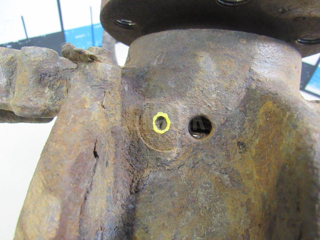 Кулак поворотный передний правый