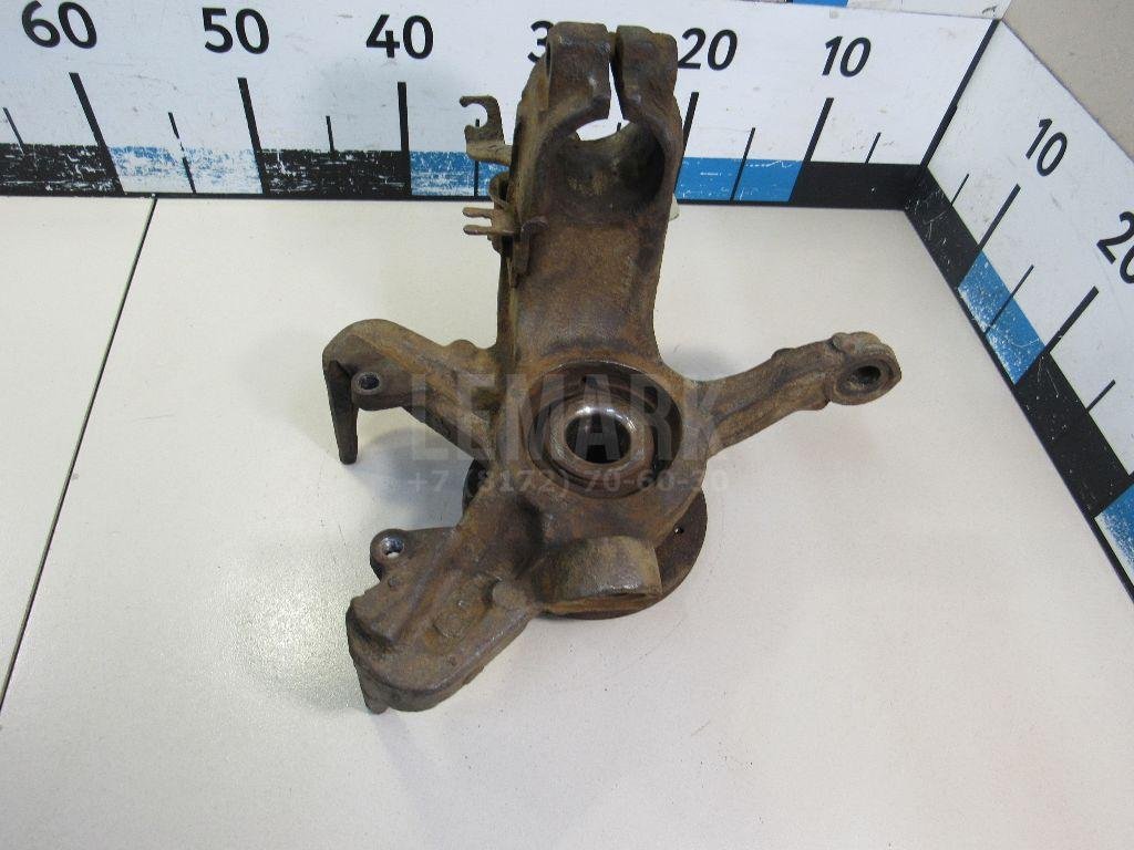 Кулак поворотный передний правый