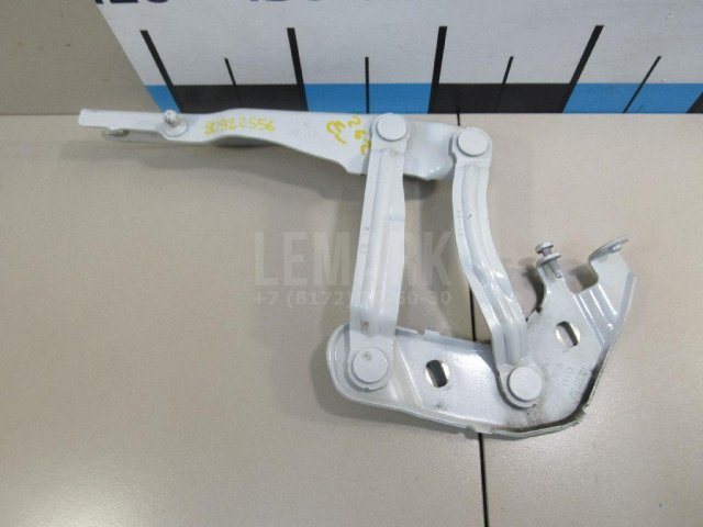 Петля капота левая