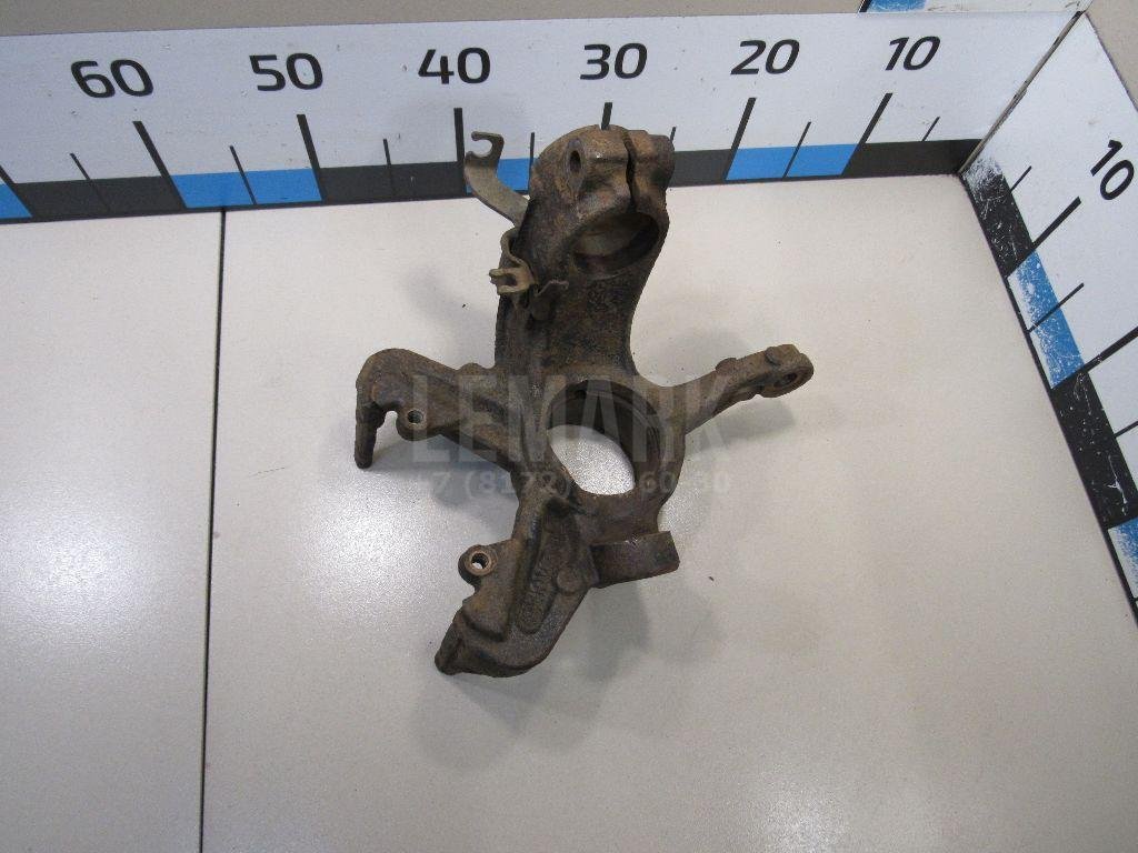 Кулак поворотный передний правый