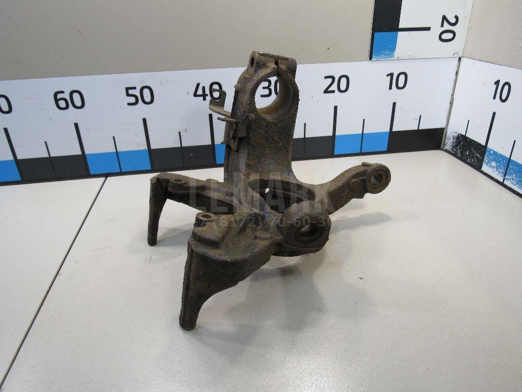 Кулак поворотный передний правый
