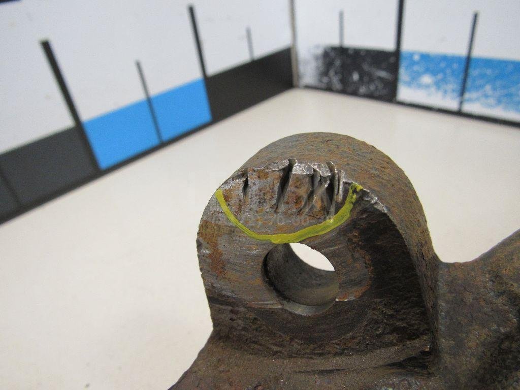 Кулак поворотный передний правый