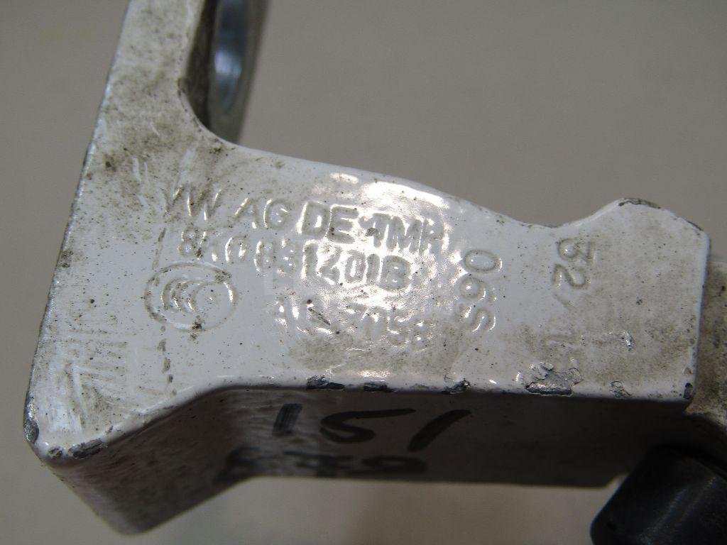 Петля двери