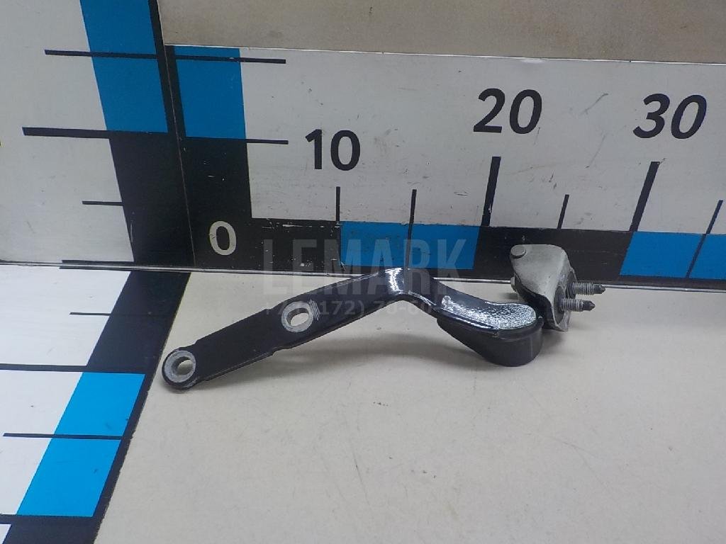 Петля двери багажника