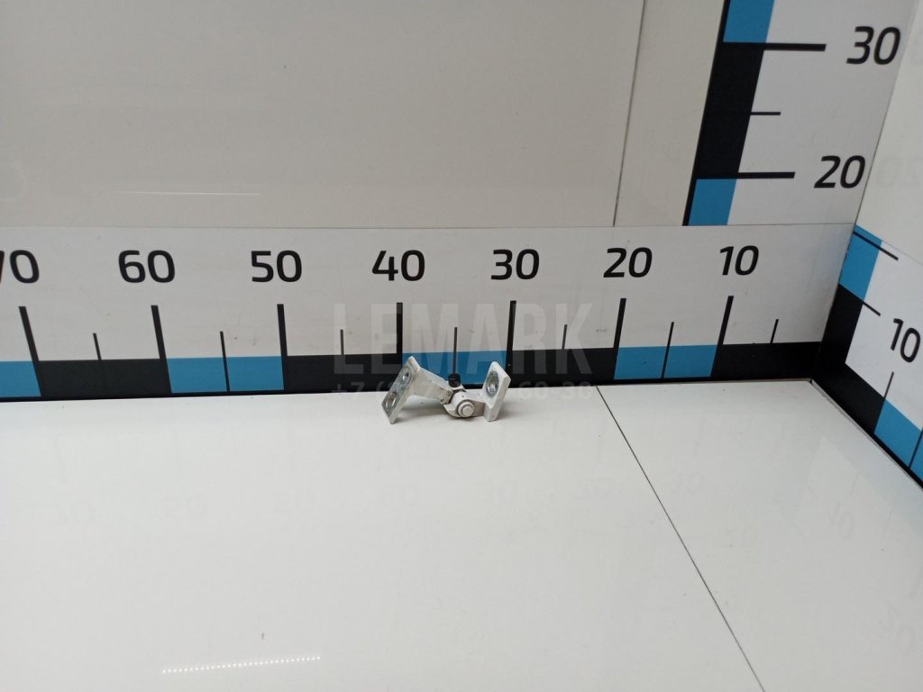 Петля двери