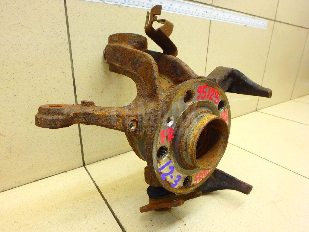 Кулак поворотный передний правый