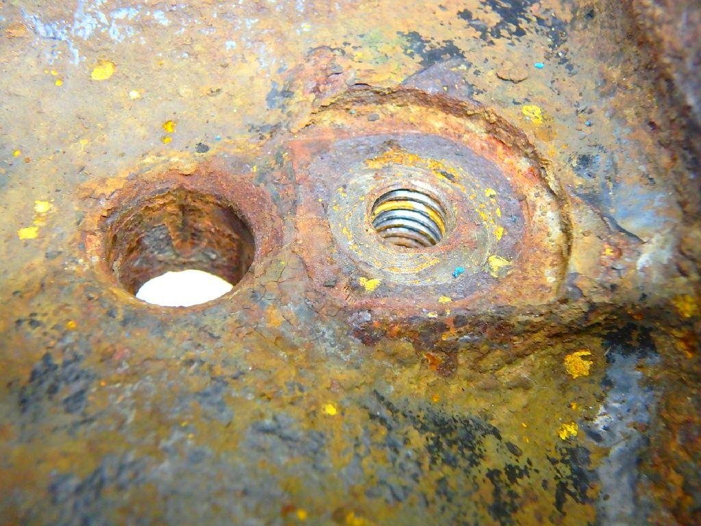 Кулак поворотный передний правый