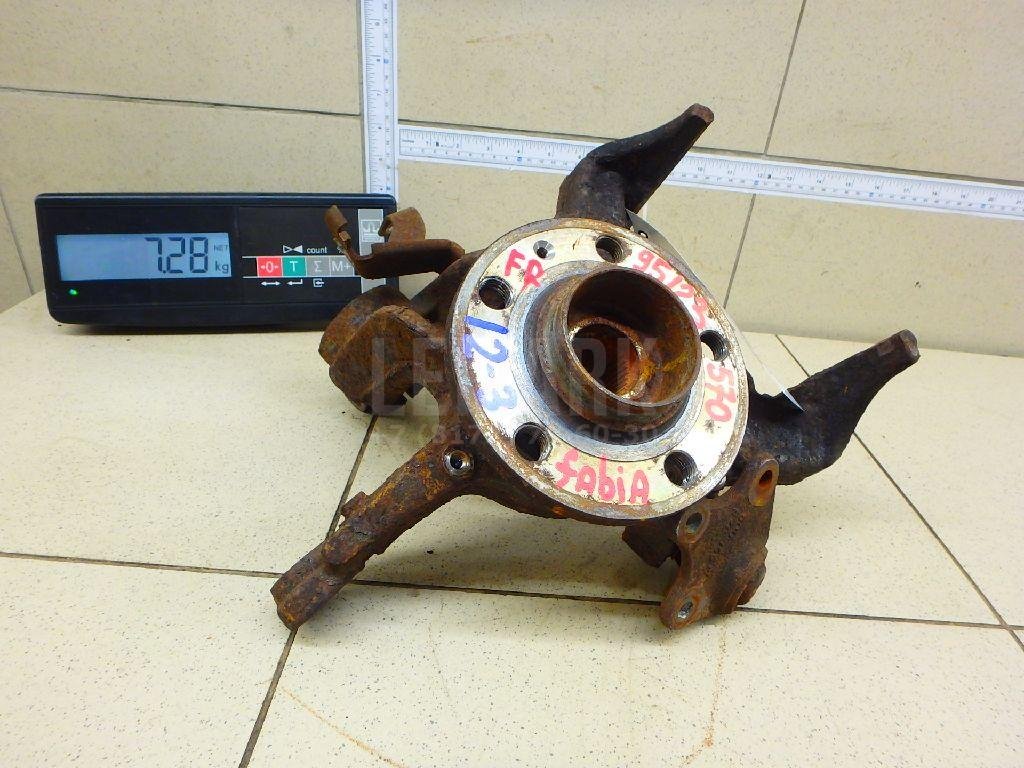 Кулак поворотный передний правый