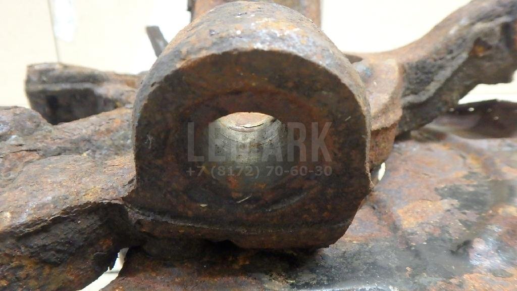 Кулак поворотный передний правый