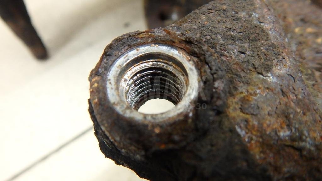 Кулак поворотный передний правый