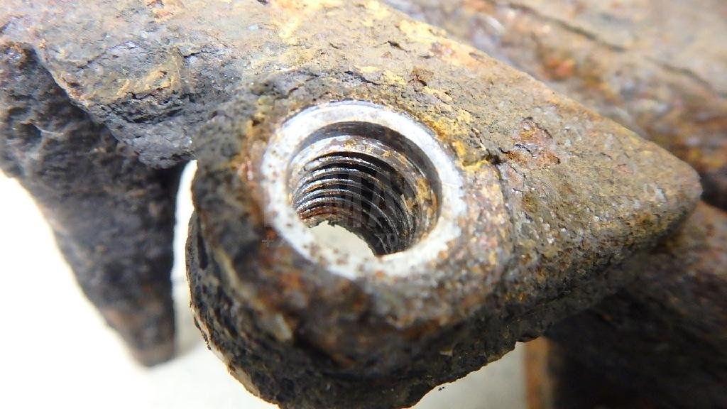 Кулак поворотный передний правый