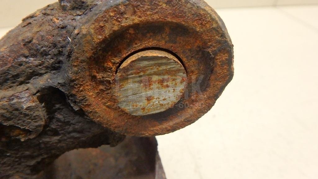 Кулак поворотный передний правый