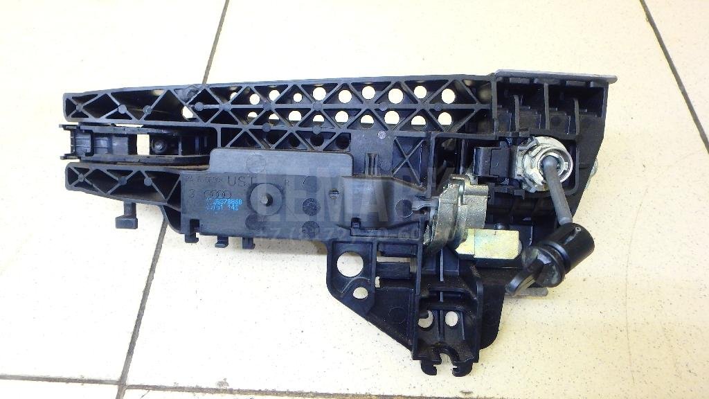 Ручка двери передней наружная правая