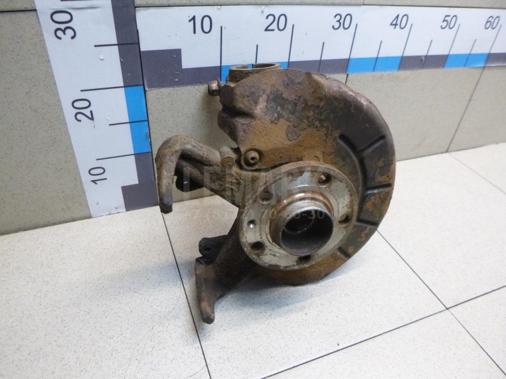 Кулак поворотный передний левый