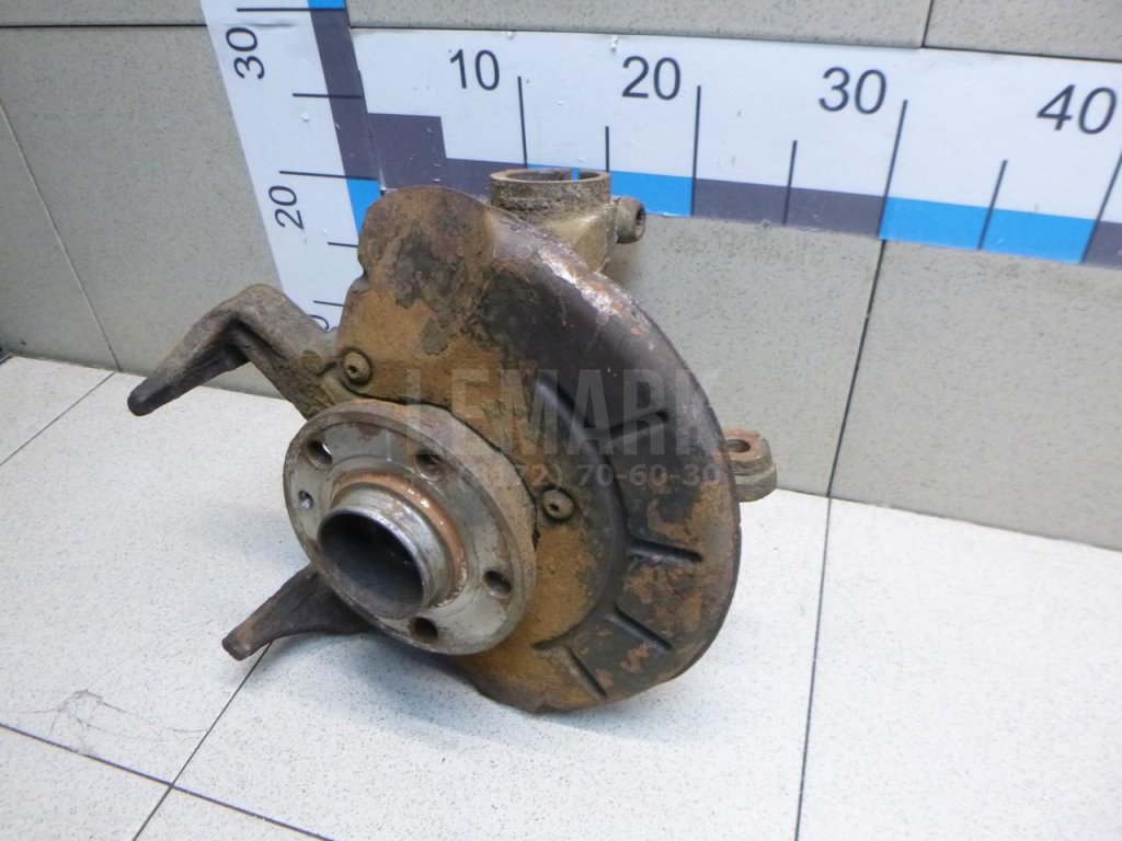 Кулак поворотный передний левый