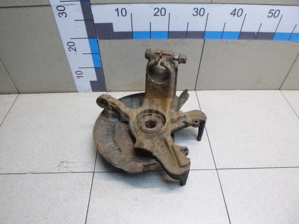 Кулак поворотный передний левый