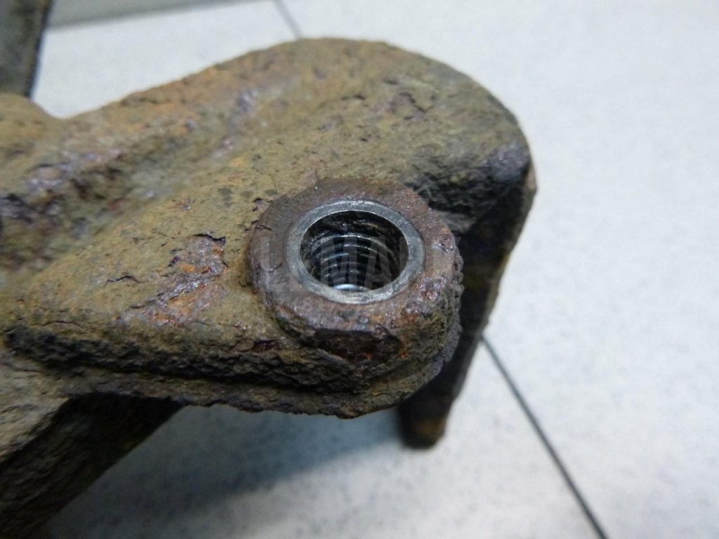 Кулак поворотный передний левый