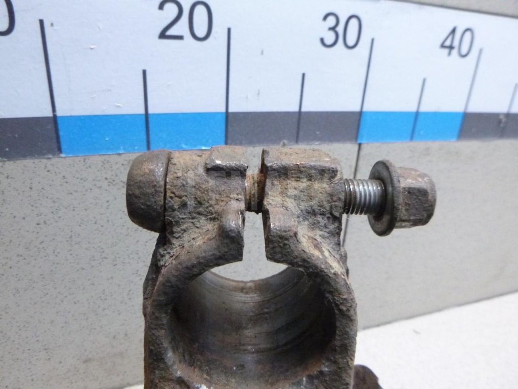 Кулак поворотный передний левый