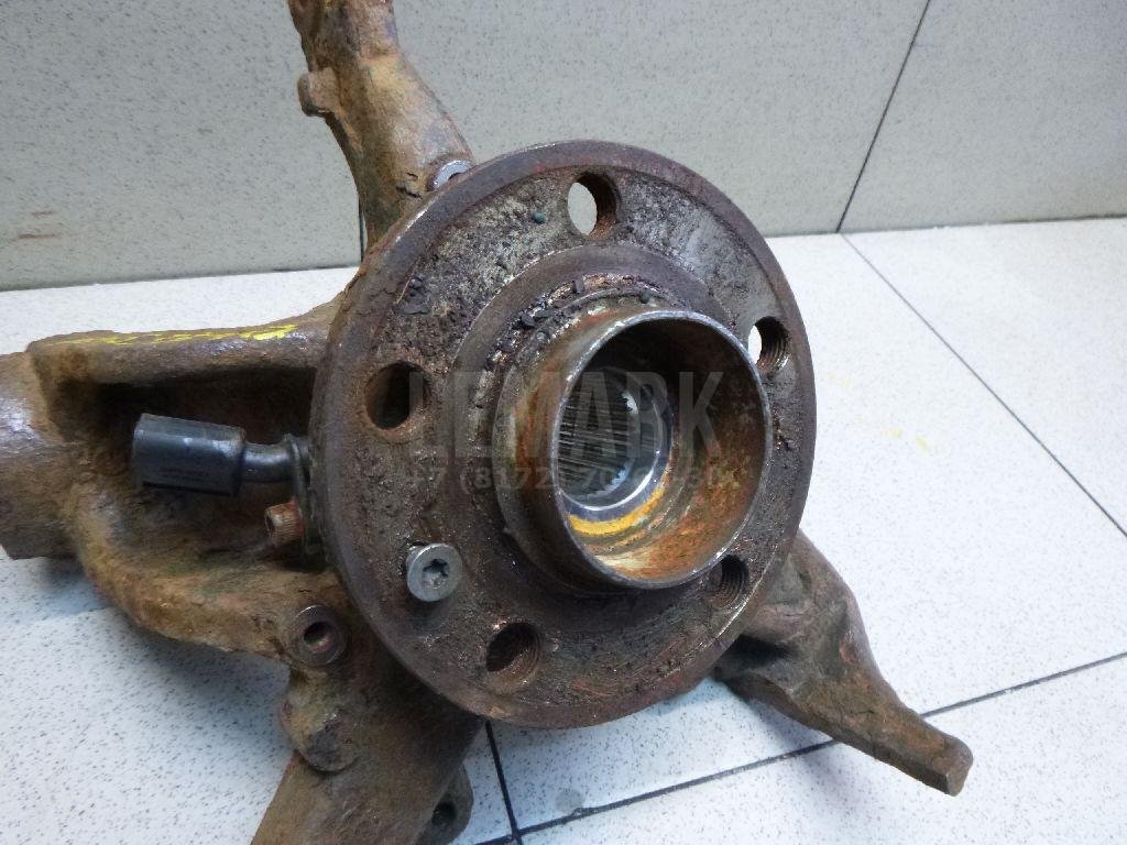 Кулак поворотный передний левый