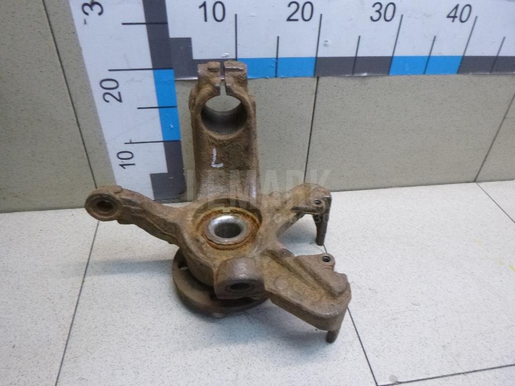 Кулак поворотный передний левый