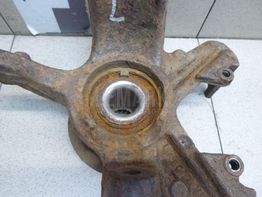 Кулак поворотный передний левый