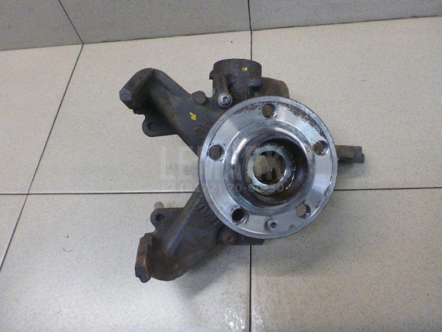 Кулак поворотный передний левый