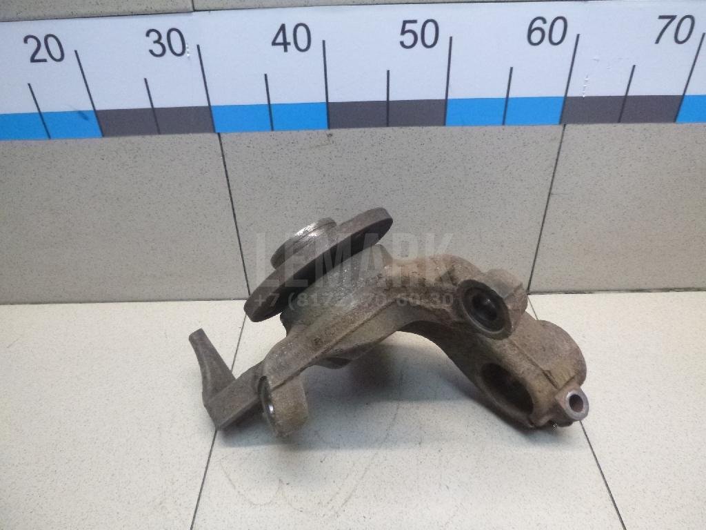 Кулак поворотный передний левый