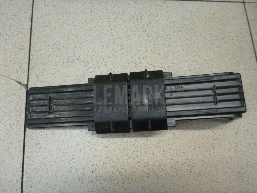 Крышка салонного фильтра