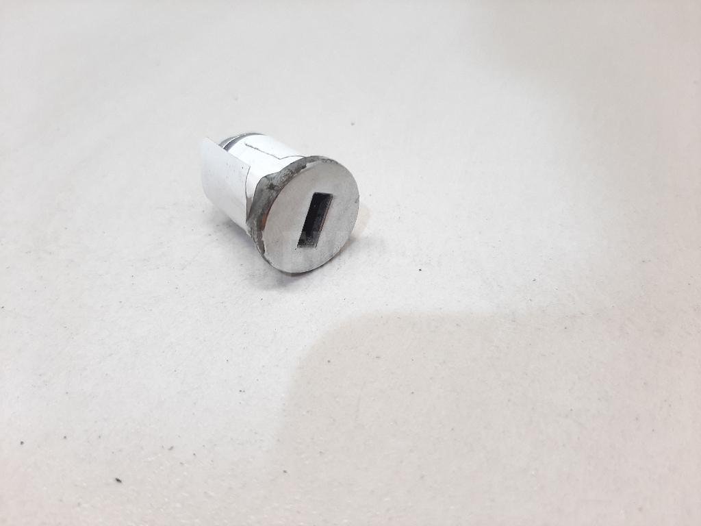 Вставка замка бардачка