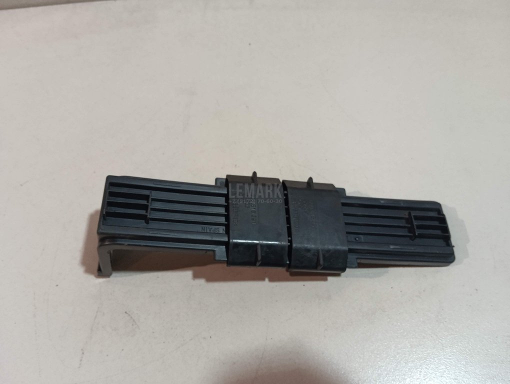 Крышка салонного фильтра