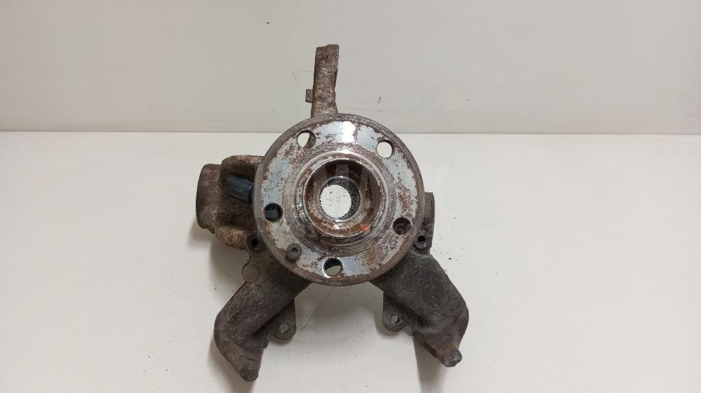 Кулак поворотный передний левый