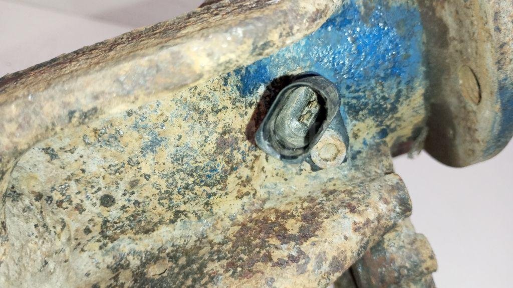 Кулак поворотный передний левый