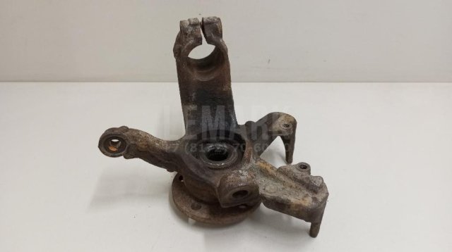 Кулак поворотный передний левый