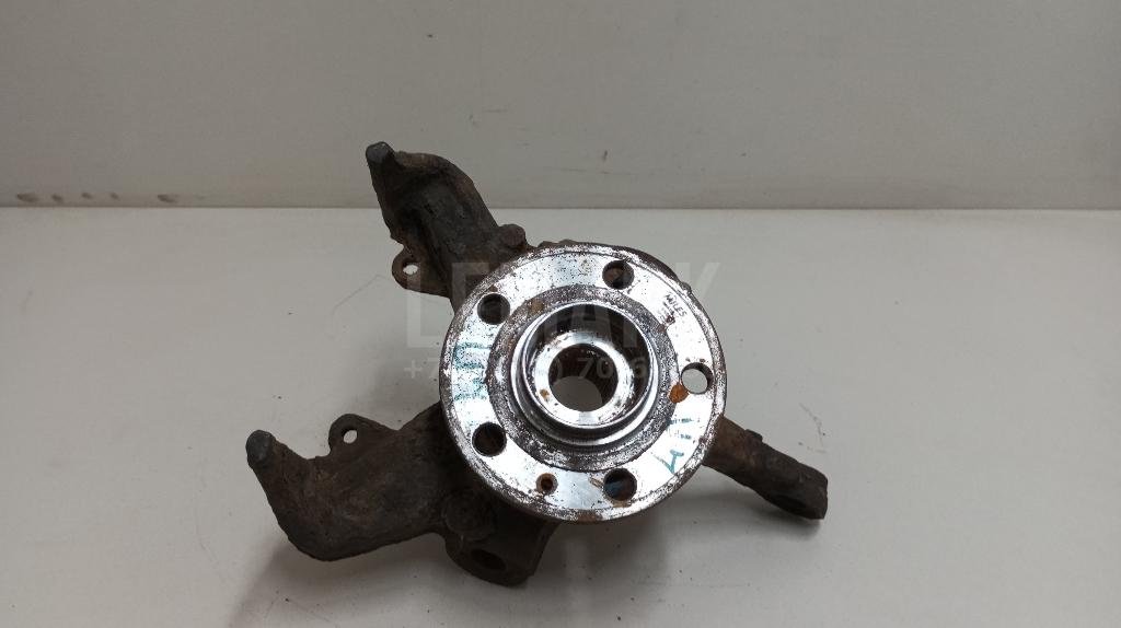 Кулак поворотный передний левый