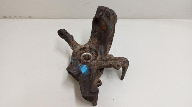 Кулак поворотный передний левый