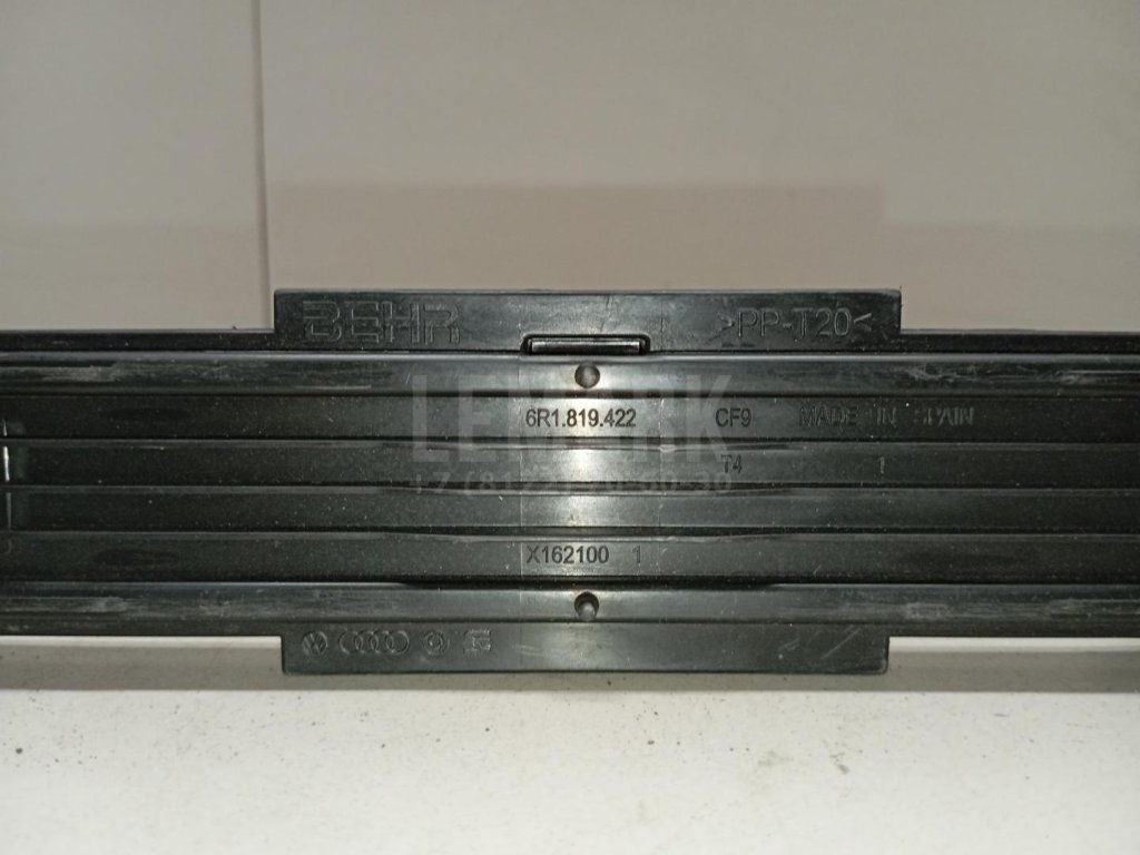 Крышка салонного фильтра