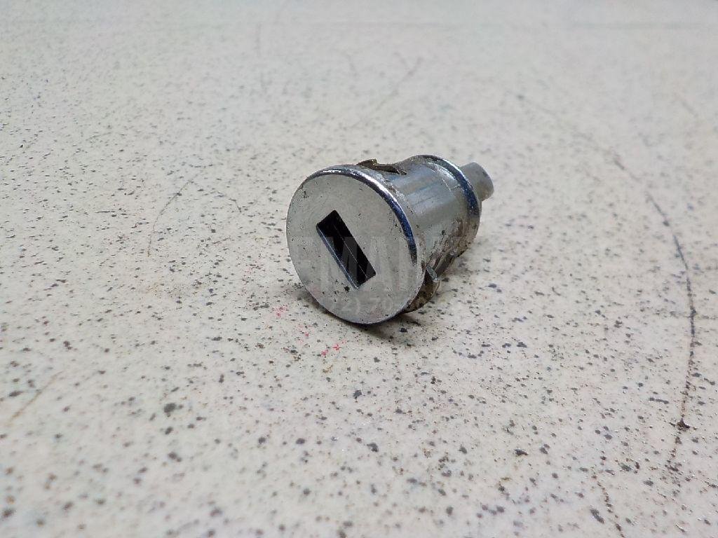 Вставка замка бардачка