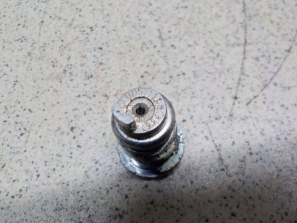 Вставка замка бардачка