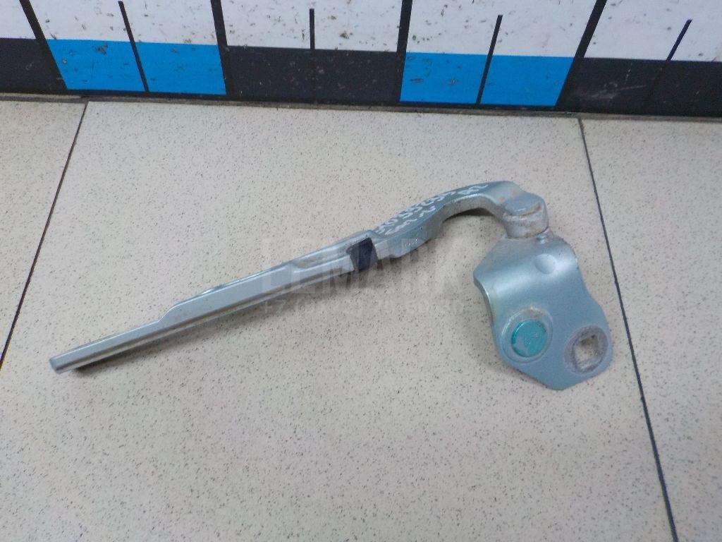 Петля двери багажника