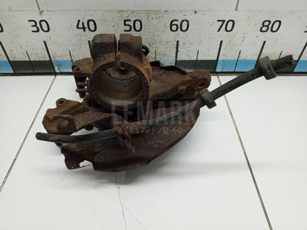 Кулак поворотный передний левый